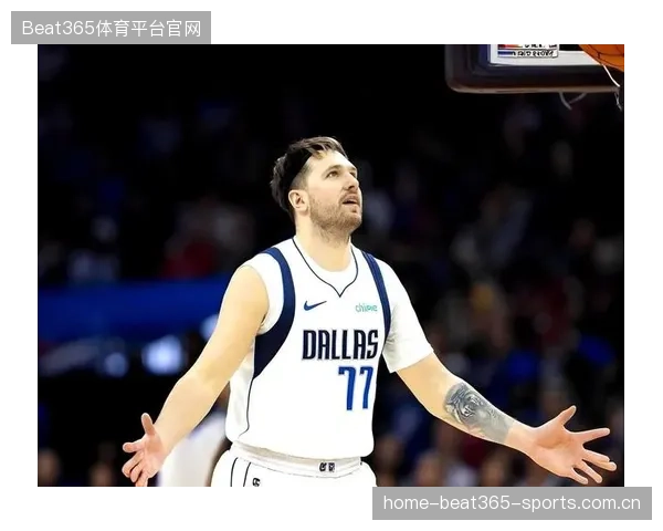 东契奇突破造对抗并命中，独行侠在第四节发力