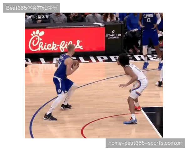 乔治一步过人完成暴扣，快船主场沸腾